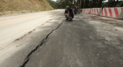 Đèo Prenn lại xuất hiện sạt lở, xuất hiện vết nứt dài