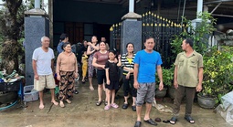 MIỀN TRUNG CẦN LẮM NHỮNG TẤM LÒNG SẺ CHIA: Ấm tình người phút nguy nan