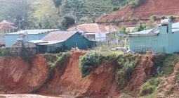 Sạt lở suối, uy hiếp tính mạng hàng trăm hộ dân Quảng Ngãi