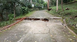 Quả đồi sát Quốc lộ 27 xuất hiện vết nứt lớn, di dời khẩn cấp người dân