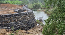 Xây kè đá lấn suối, đe dọa gây sạt lở
