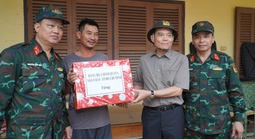 TP HCM sẻ chia kịp thời để người dân vùng lũ sớm ổn định cuộc sống