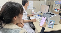 Khám chữa bệnh tốt hơn nhưng quá tải, thủ tục phiền hà vẫn tồn tại