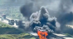 Xe tải bốc cháy ngùn ngụt, cột khói cao cả chục mét trên cao tốc