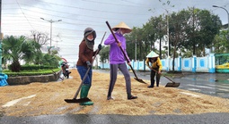 MIỀN TRUNG CẦN LẮM NHỮNG TẤM LÒNG SẺ CHIA: Vượt qua thời khắc khó khăn