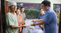 Báo Người Lao Động trao tiền hỗ trợ cho gia đình nạn nhân tử vong trong lũ lụt