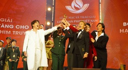 Dàn sao "Mưa đỏ" hạnh phúc nâng Bông sen vàng