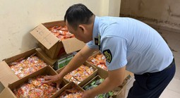 Phát hiện số lượng lớn bánh kẹo bán Tết không rõ xuất xứ