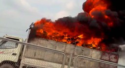 Xe tải bất ngờ bốc cháy dữ dội trên đường cao tốc Hàm Nghi – Vũng Áng