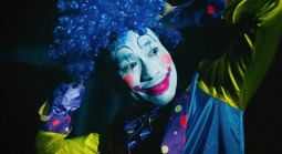 Kiều Minh Tuấn khó nhận ra khi hóa... chú hề!