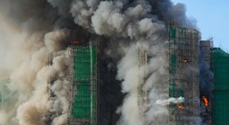 Đang cháy lớn ở Hồng Kông - Trung Quốc, khói lửa bao trùm 3 tòa nhà dân cư