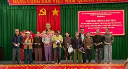 Chương trình “Trái tim miền Trung” đến với người dân bị thiệt hại nặng do bão lũ ở Gia Lai