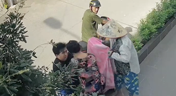 Ông cụ lượm ve chai phát hiện bé gái sơ sinh bị bỏ rơi ở TPHCM