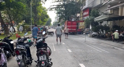 Lại thản nhiên giăng lưới đánh cầu lông giữa đường ở TPHCM