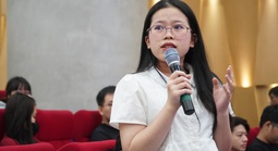 Tuyên tuyền theo phong cách mới, sinh viên hào hứng chấp hành giao thông