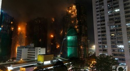 Cháy chung cư Hồng Kông: Số người chết tiếp tục tăng, 800 lính cứu hỏa dập từng tầng