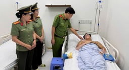 Thiếu tướng Nguyễn Thanh Hưởng thăm hỏi, động viện Trung tá Nguyễn Quang Minh