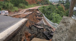 Đường đèo Khánh Lê tan nát, nhiều điểm phải nổ mìn khắc phục