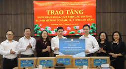 Cấp phát miễn phí SGK cho học sinh vùng mưa lũ