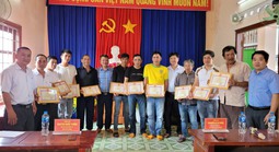 Giữa cơn lũ dữ, 11 người dân chèo thuyền thúng giải cứu hàng trăm sinh mạng