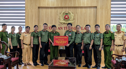 Công an TPHCM trao 2 tỉ đồng để Công an tỉnh Gia Lai khắc phục hậu quả mưa lũ