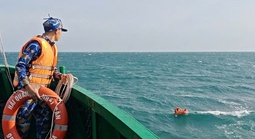 Vùng 5 Hải quân cứu 2 người trôi dạt nhiều giờ trên biển