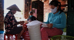 Nỗ lực “hồi sinh” làng nghề bánh tráng Phú An