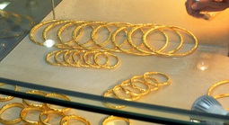 Giá vàng hôm nay 29-11: Tăng lên mức kỷ lục mới