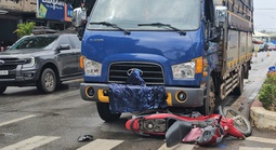 Hai ông cháu đi xe máy bị xe tải tông tử vong thương tâm