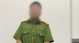 Mua trang phục công an mặc "lấy le" với bạn gái, thanh niên nhận cái kết đắng