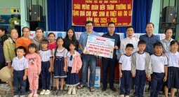 Chương trình “Triệu tập vở cho học sinh vùng bị thiên tai”: Tiếp sức học sinh vùng lũ đến trường