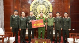 Công an TPHCM trao 1 tỉ đồng hỗ trợ Công an tỉnh Quảng Trị khắc phục thiệt hại mưa lũ