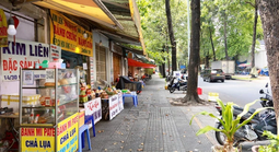 Để xe lấn chiếm vỉa hè tại TPHCM có thể bị trừ điểm giấy phép lái xe