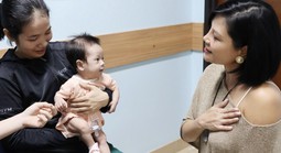 Doanh nhân Vũ Cẩm Nhung xúc động khi ghé thăm các bé mổ tim, cam kết đồng hành lâu dài