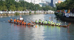 Người dân TPHCM vây kín 2 bên bờ kênh Nhiêu Lộc xem đua ghe ngo