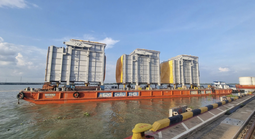 Một doanh nghiệp tài trợ nhiều sà lan làm sân khấu trên sông nước Cần Thơ