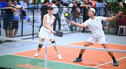 Diễn viên Lợi Trần đam mê pickleball