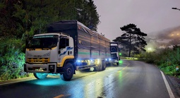 Hình ảnh xe tải nườm nượp lên xuống Đà Lạt vào chiều tối 30-11