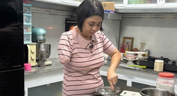 VIDEO: Tay trái viết tiếp đam mê bếp bánh