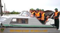 Chủ tịch tỉnh Quảng Trị lội nước, thăm người dân vùng ngập lụt