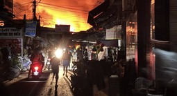 Nhìn đám cháy, nhiều tiểu thương chợ Bình Dương ngã gục trong đêm khuya 