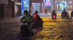 TP HCM: Mưa lớn kéo dài trong đêm, ngập nặng, xe cộ “chết đứng”