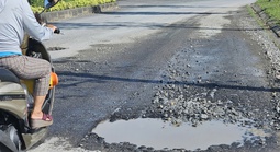 Người dân như "nhảy múa" khi đi trên đường Nguyễn Văn Cừ: Chưa thể sửa chữa do thời tiết bất lợi!