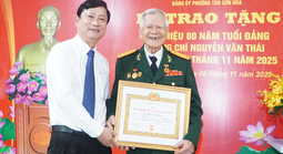 Chủ tịch HĐND TP HCM Võ Văn Minh trao Huy hiệu 80 năm tuổi Đảng cho đảng viên Nguyễn Văn Thái