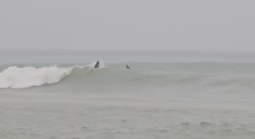 CLIP: Người dân, du khách ở Nha Trang lướt sóng, "ngóng bão", bất chấp nguy hiểm