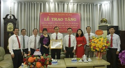 Nguyên Phó Bí thư Thường trực Tỉnh ủy Bà Rịa - Vũng Tàu nhận Huy hiệu 50 năm tuổi Đảng