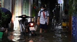 Triều cường dâng cao, nhiều tuyến đường TP HCM ngập sâu