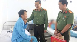 Lãnh đạo Công an Đà Nẵng thăm hỏi các bảo vệ an ninh trật tự ở cơ sở bị thương khi giúp dân