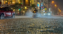 Bì bõm trên nhiều tuyến đường trung tâm TP HCM tối cuối tuần, xe chết máy, nước tràn vào quán 