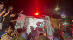 Hình ảnh hàng trăm người đón 2 người Lý Sơn sống sót kỳ diệu sau 2 ngày trôi dạt trên biển